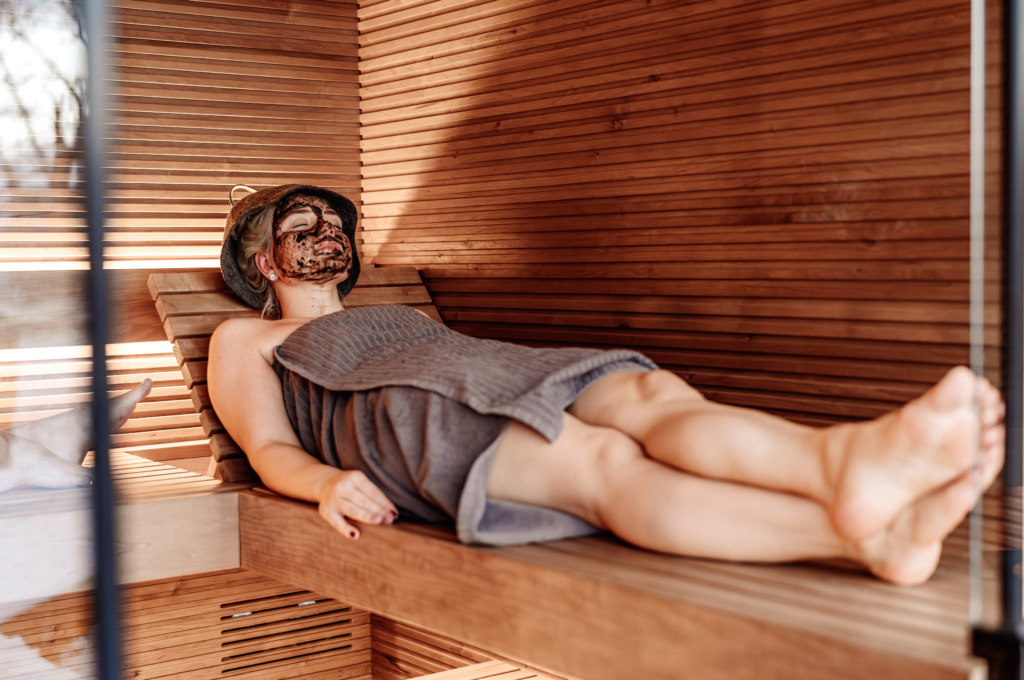Using a Face Mask During the Sauna – a Natural Part of the Sauna Ritual 6 HUU01899