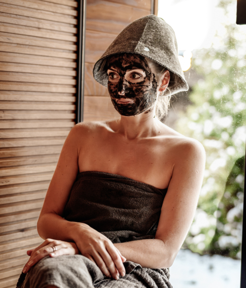 Using a Face Mask During the Sauna – a Natural Part of the Sauna Ritual 2 HUU01885